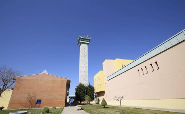 Interior entrega móviles a la cárcel de Topas para que los presos hablen con sus familiares