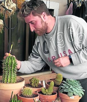 Diego Alonso: «Con mis amigos me comunico a través de las videollamadas de WhatsApp»