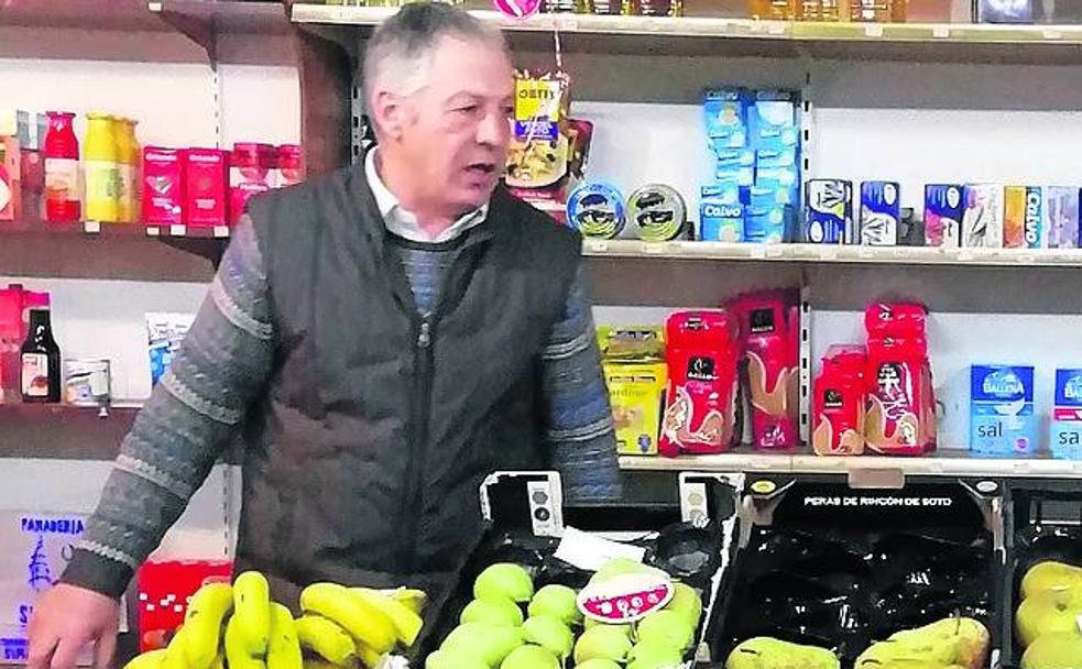 Fabián Castaño, gerente de Comestibles C. G. de Ciguñuela: «Todos hemos tardado en tomárnoslo en serio. Los españoles somos así»