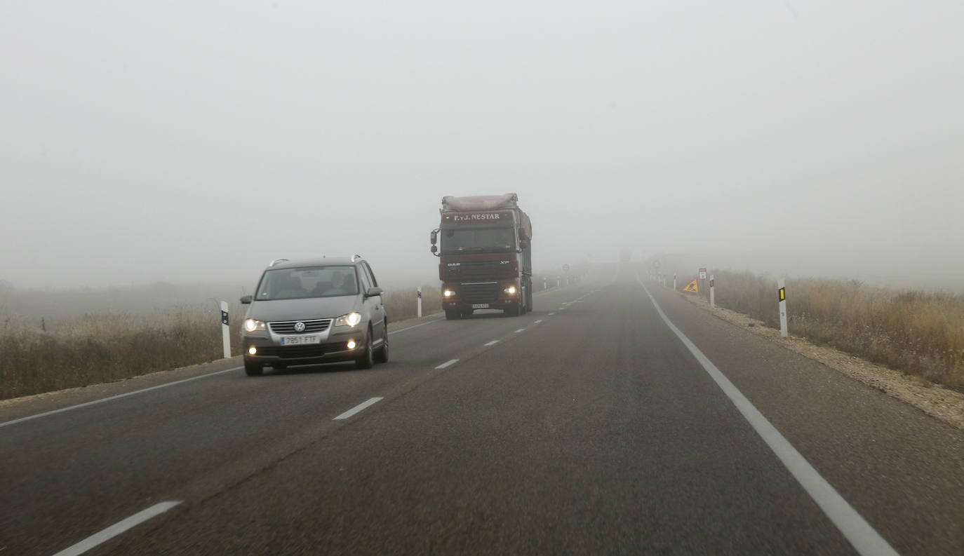 La niebla dificulta el tráfico en varios tramos de la red principal de carreteras de Ávila, León, Burgos y Valladolid