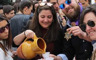 Un grupo de jóvenes de Zamora tomando limonada tras una procesión de Semana Santa./