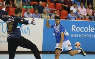 Manu García, del Recoletas, bate al portero del Puente Genil./G. Villamil