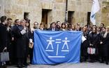 Concentración de los abogados en las puertas de su colegio profesional en apoyo al turno de oficio./LAYA