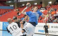 Robin Dourte se dispone a lanzar desde seis metros en un partido en Huerta del Rey./R. Jiménez