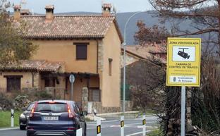 Entrada a Trescasas, uno de los municipios que ha sufrido un repunte de foráneos durante las últimas horas./Antonio de Torre