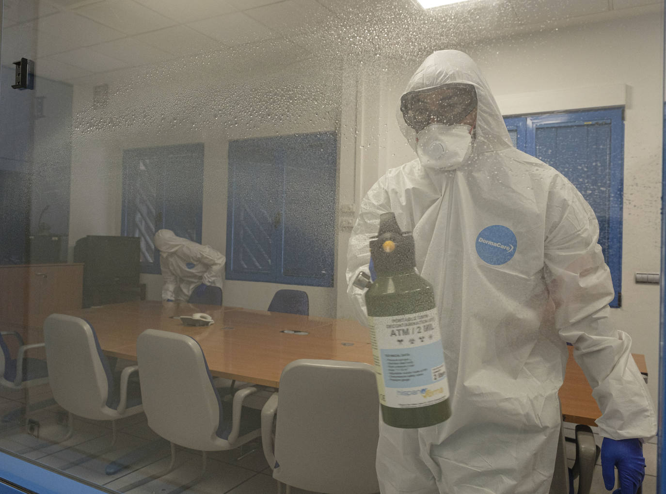 Efectivos del Grupo de Caballería Villaviciosa desinfectan las instalaciones de la DGT en Valladolid