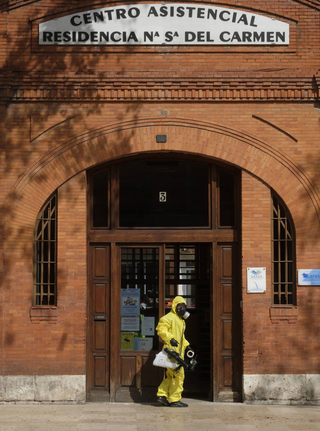 Efectivos de la UME desinfectan el Centro Asistencial Nuestra Señora del Carmen, de Valladolid
