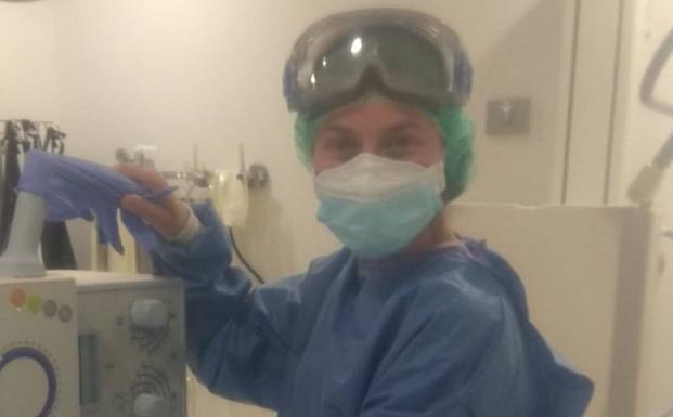 «Tras dos días de fiebre, algunos llegan andando, hablando... Les haces la placa y piensas: ¡cómo pueden respirar!»