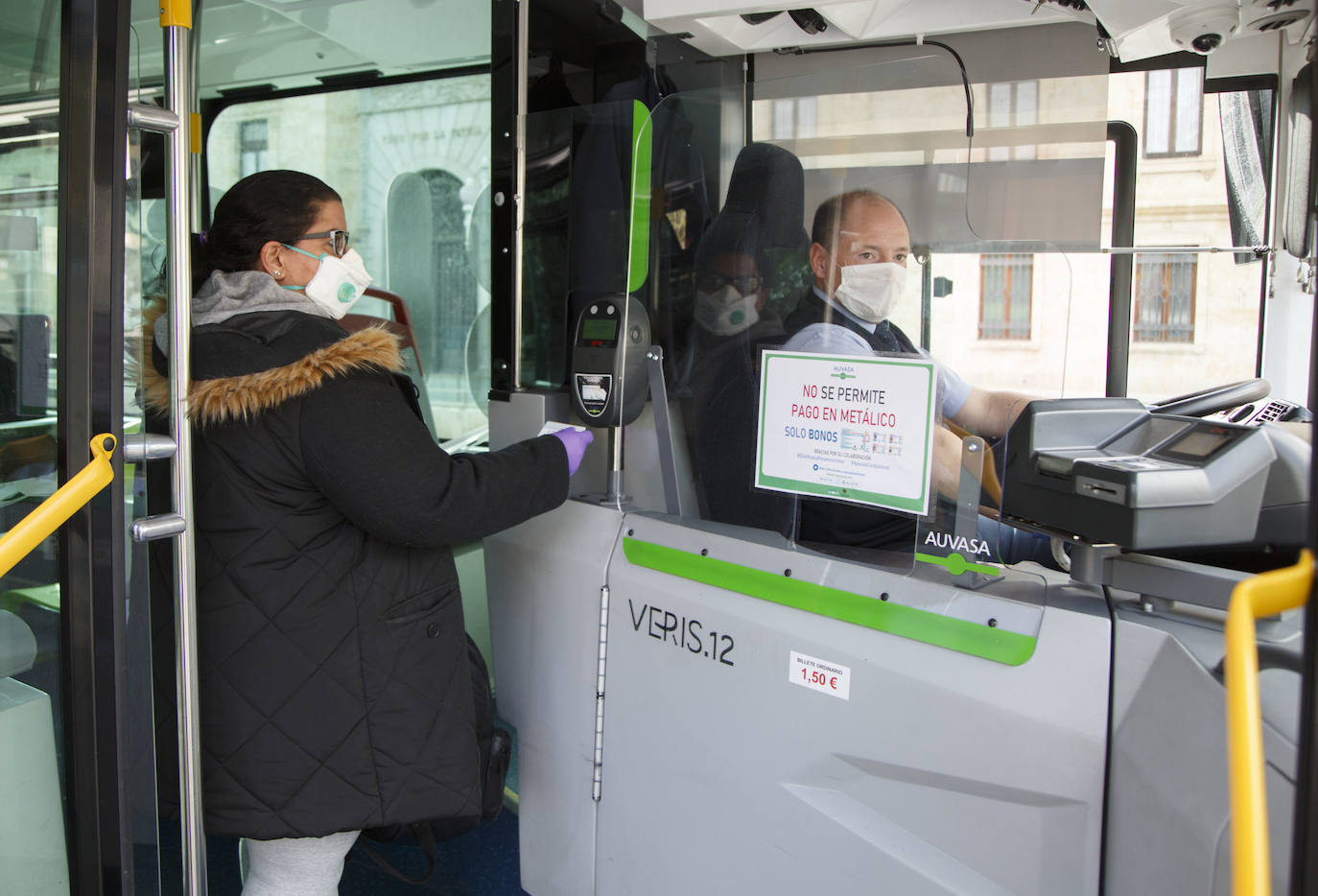 La Policía de Valladolid reparte mascarillas en la estación y en las paradas de autobús