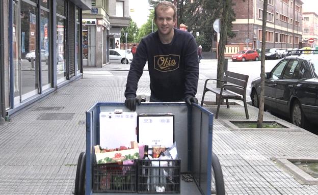 Vídeo: José Antonio, repartidor: «A veces te vas triste porque ves a mucha gente sola»