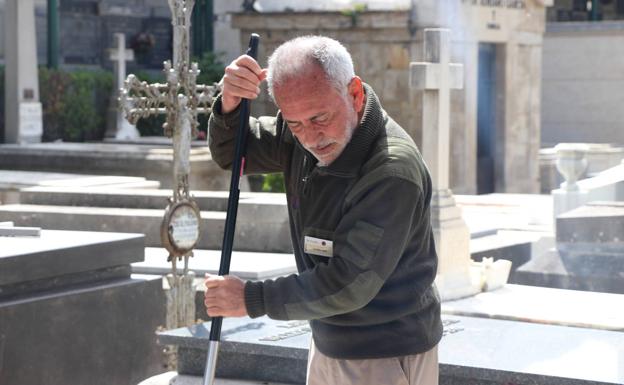 Aurelio, enterrador: «Ahora la gente graba con el móvil los funerales para mostrarlo a los que no han podido venir»