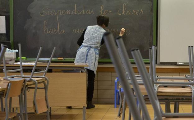 Gobierno y autonomías deciden hoy, tras un mes sin colegios, qué hacer con el curso escolar