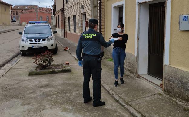 La Guardia Civil distribuye material escolar del colegio CRA La Besana de la provincia de Valladolid