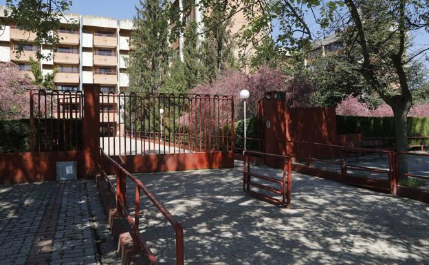 Fallece una mujer de 77 años al caer desde el cuarto piso de la residencia Puente de Hierro de Palencia