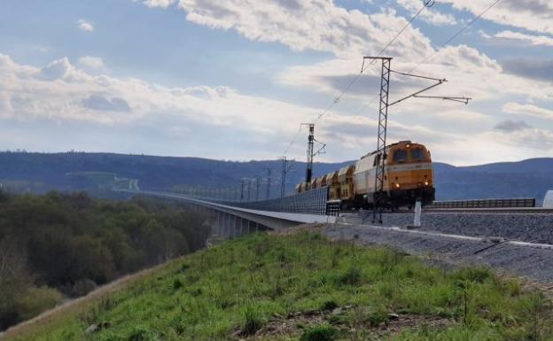 Realizan las pruebas de carga de los viaductos del tramo del Ave entre Pedralba y Ourense