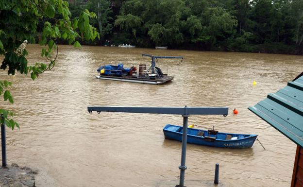 El Pisuerga marca su punta del año y anega sus paseos inferiores
