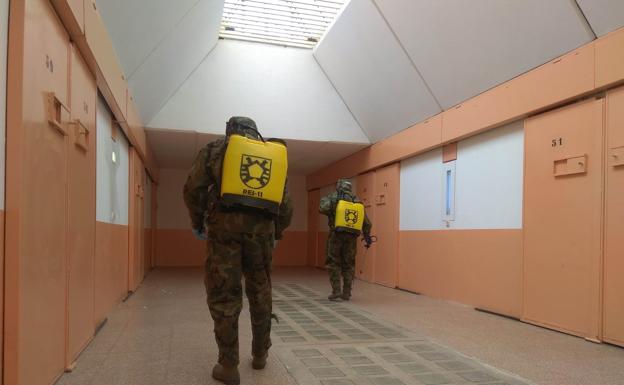 El REI 11 de Salamanca realiza labores de desinfección en la cárcel de Topas