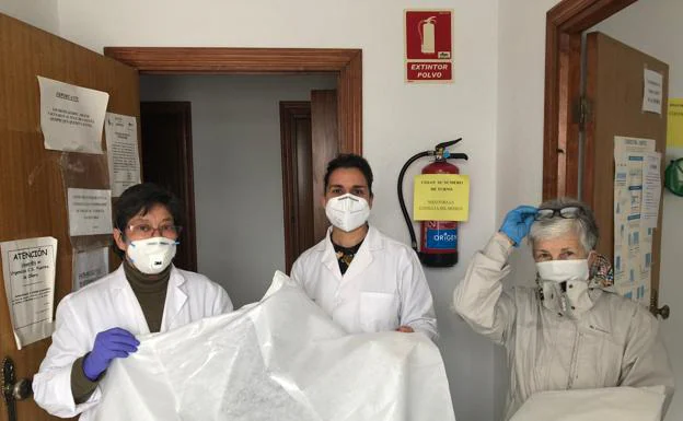 Llevan las batas confeccionadas en la cárcel de Topas a consultorios de la comarca de Ciudad Rodrigo