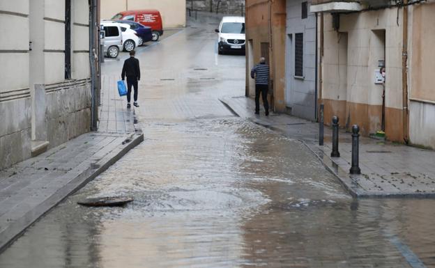 El colapso de una arqueta produce un nuevo anegamiento en la calle Reoyo de Peñafiel