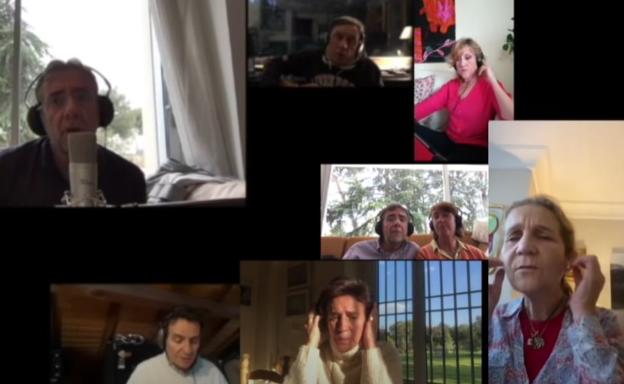 La infanta Elena canta 'Resistiré' junto a un grupo de amigos y el vídeo se hace viral