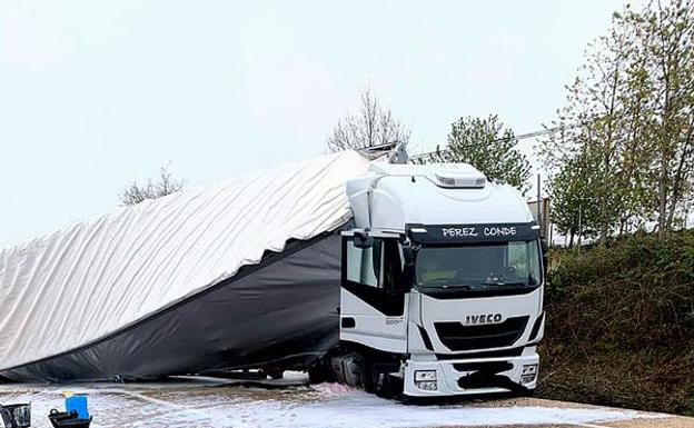 Cortada la N-122 en Alcañices (Zamora) por el vuelco de un camión cargado de madera