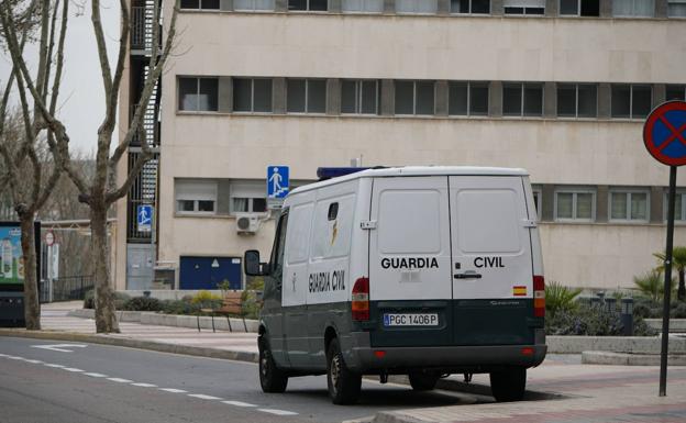 Un frugón de la Guardia Civil circula por Salamanca./LAYA