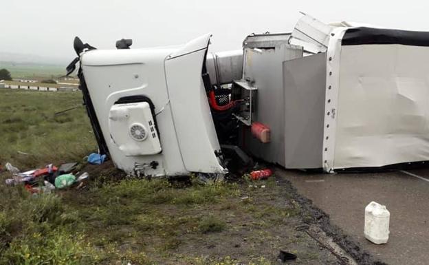 Un transportista vallisoletano de 53 años muere al volcar su camión cuando circulaba por Zaragoza