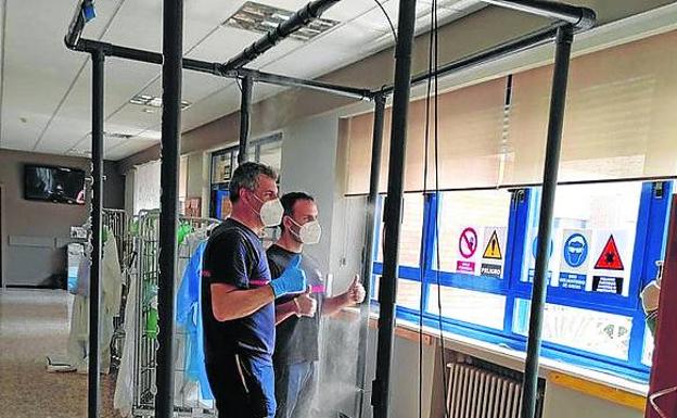Bomberos de la Diputación de Valladolid diseñan una cabina de desinfección para las residencias