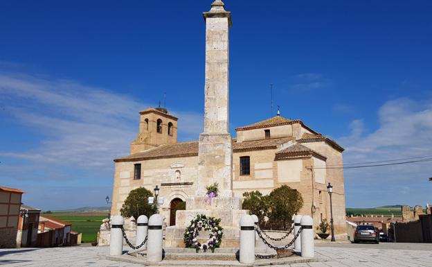 El silencio de la campa de Villalar se rompe a mediodía en decenas de balcones y ventanas de Castilla y León