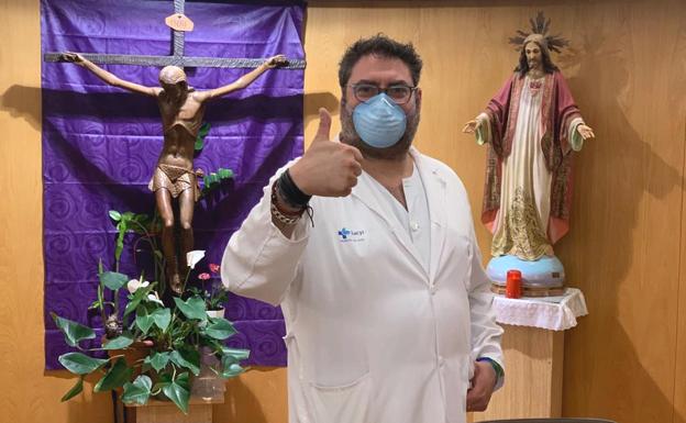 Óscar, capellán del Hospital de León: «Con cuatro chascarrillos empieza una charla en la que dejamos que el enfermo se desahogue»