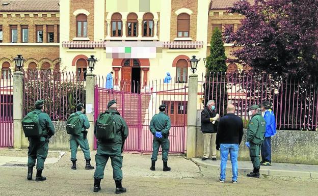 La Guardia Civil separa a los usuarios de un centro  de mayores de Carrión con 30 positivos