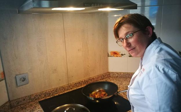 Una cocinera emprendedora y solidaria