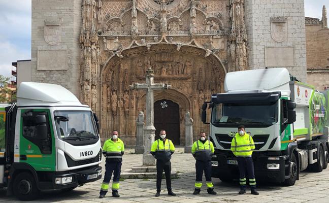 Empleados de FCC Medio Ambiente en San Pablo después de la recogido selectiva de papel y cartón./FCC Medio Ambiente