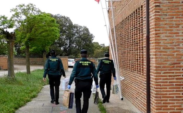 La Guardia Civil colabora con el reparto de material escolar en la comarca de Sayago