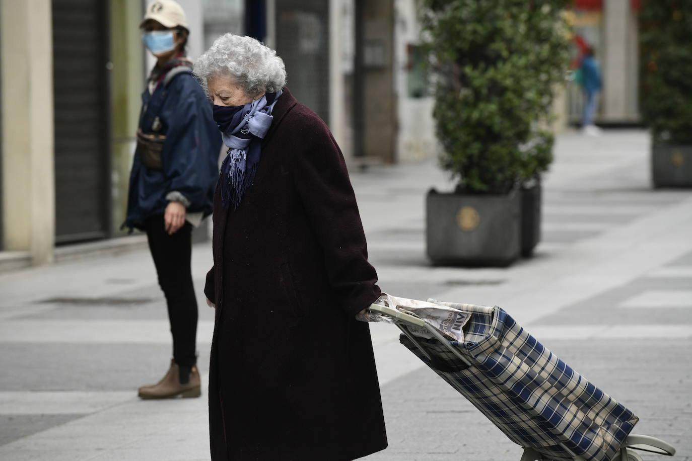 Las personas mayores salen a pasear en Valladolid en el primer día de desescalada