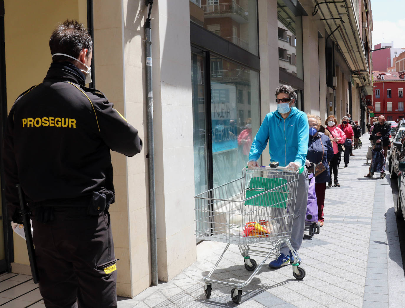 Colas para hacer la compra en los supermercados de Valladolid