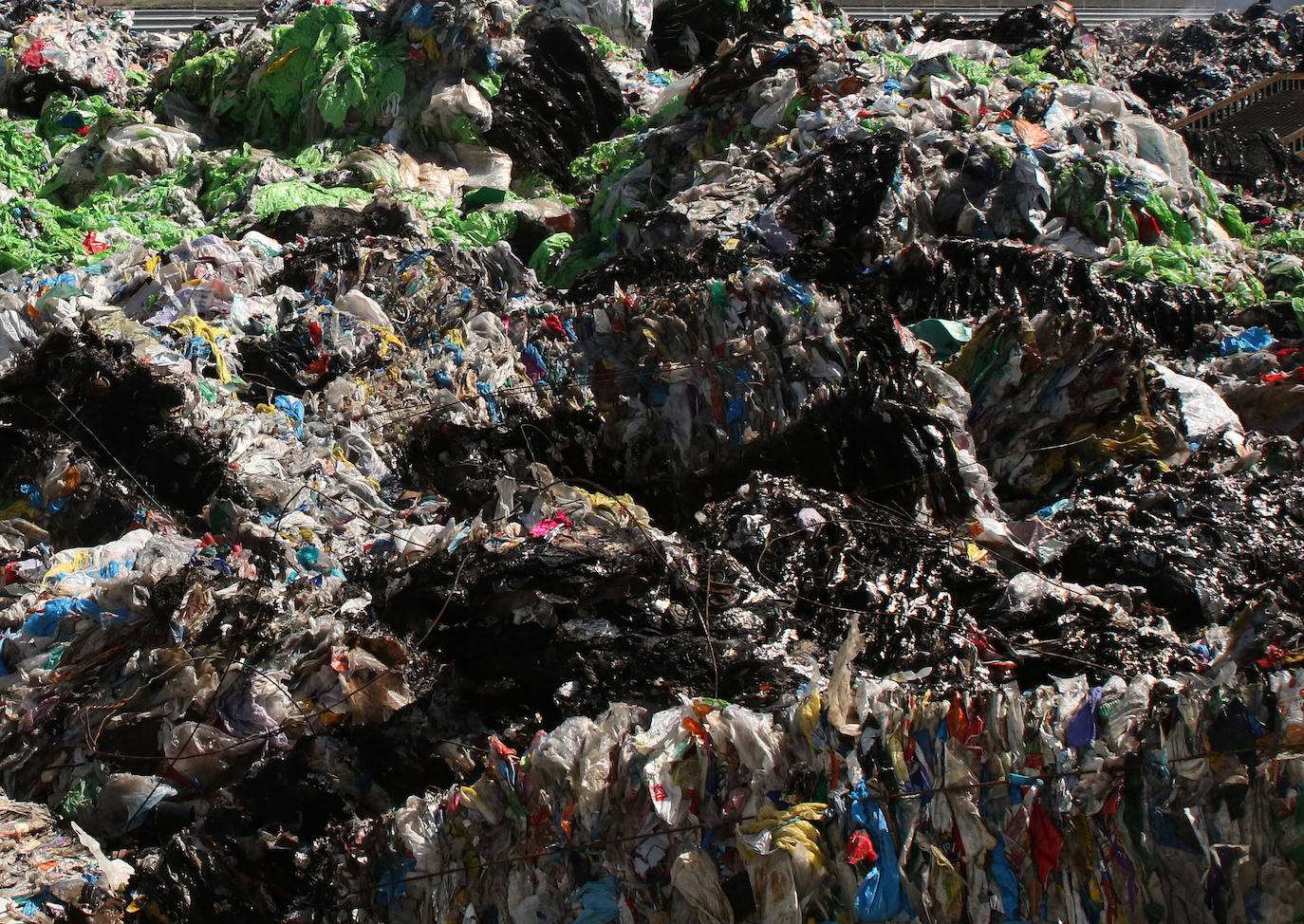 Destrucción provocada por el incendio de este sábado en el polígono de Valverde