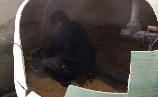 Santa Marta pone a punto su pisicina municipal por si se abre en el verano