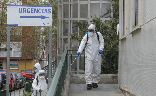 Desinfección del centro de salud de La Pilarica, en Valladolid./Gabriel Villamil