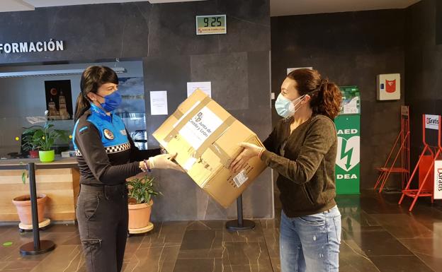 La Junta reparte material de protección a centros sociosanitarios y Fuerzas y Cuerpos de Seguridad del Estado en Salamanca