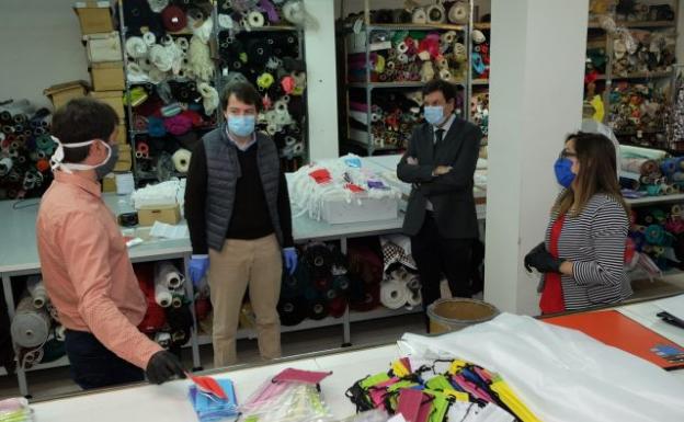 Mañueco agradece el esfuerzo de empresas que han reorientado su negocio a confeccionar material sanitario