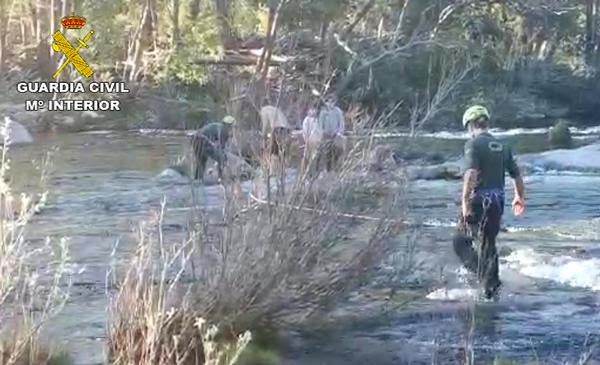 Rescatan a dos menores y un hombre que quedaron atrapados en una roca en mitad del río Tormes en Barco de Ávila