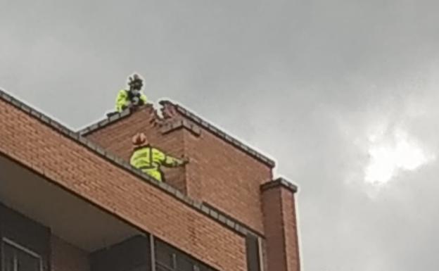 Un rayo daña la azotea de un edificio de Parquesol y obliga a intervenir a los Bomberos