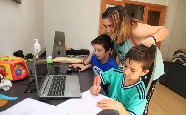 «Por no llamar a los profesores, me lo tengo que leer o aprender yo antes para poder explicárselo»
