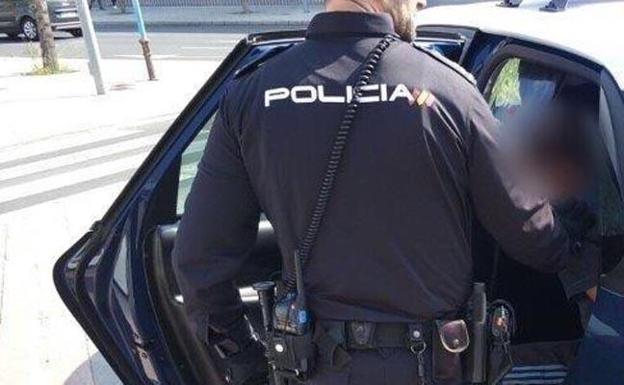 Detenido un hombre por asestar tres cuchilladas a un joven a las puertas de un comercio de Burgos