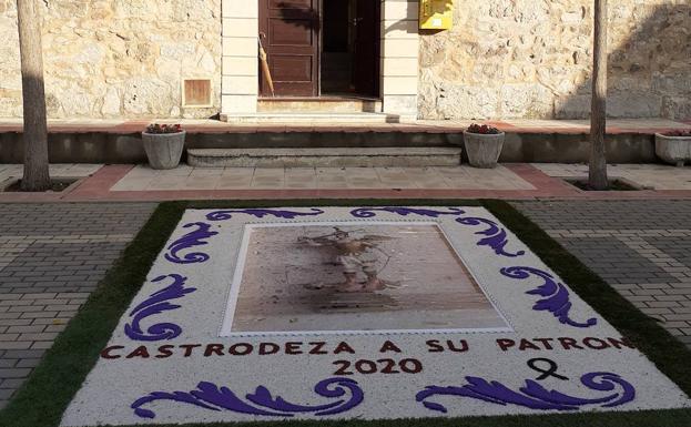 Una alfombra floral honra a San Miguel en Castrodeza pese a la covid–19