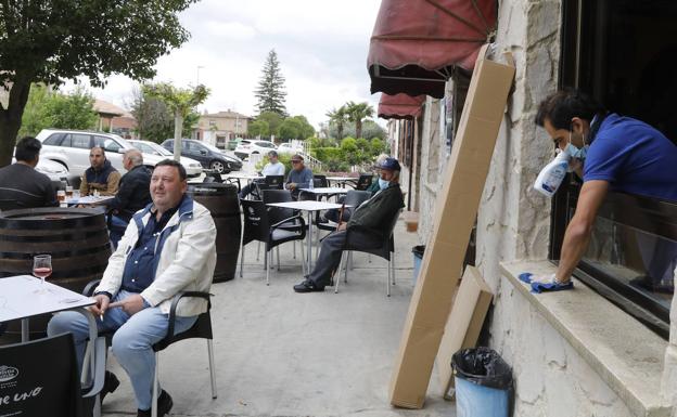 La prudencia marca el primer día en la nueva etapa de varias zonas rurales que cambian de fase