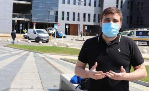 Adrián, celador: «Llegas al hospital, te pones el pijama y parece que entras en una peli de ciencia ficción»