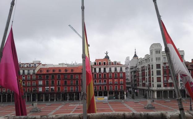 Las banderas del Ayuntamiento de Valladolid ondean ya a media asta por las víctimas del coronavirus