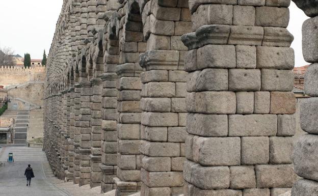 El casco histórico de Segovia cierra al tráfico por las tardes y los fines de semana para ganar espacio peatonal